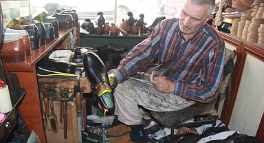 40 yıllık ayakkabı ustası, deriyi ateşle canlandırıyor