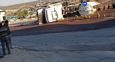 Altınözü'nde zeytin posası yüklü tanker devrildi