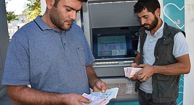 ATM'de buldukları paranın sahibini arıyorlar