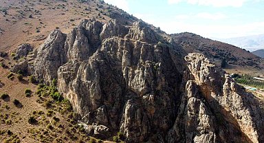 Erzincan'daki Kalecik Kalesinin tarihi Tunç Çağı'na dayanıyor