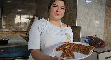Fırının ateşiyle hayalini yoğuruyor