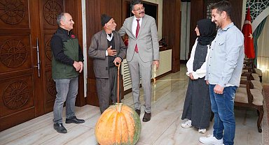 Hakkâri'de rekor: 50,5 kilo ağırlığında dev bal kabağı