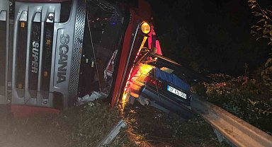 Kastamonu'da tır otomobilin üzerine devrildi: 2 yaralı