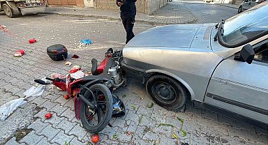 Motosiklet sürücüsünün yaralandığı kazada sebzeler yola saçıldı