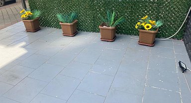 Önce iş yerini kontrol etti sonra yapay çiçekleri çaldı