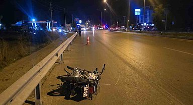 Otomobille motosikletin çarpıştığı kazada bir kişi öldü, 2 kişi yaralandı