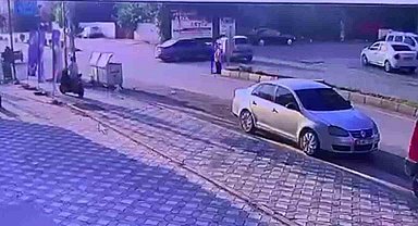 Otomobillerin kafa kafaya çarpıştığı kazada 2 kişi yaralandı, o anlar kamerada