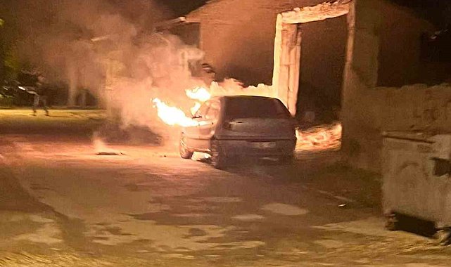 Park halindeki otomobil alev alev yandı