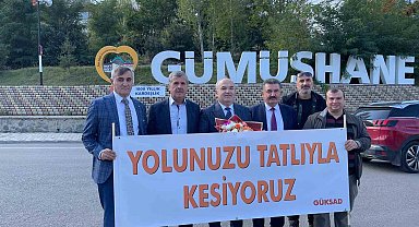 "Terörsüz Türkiye" için Mardin otobüsünü durdurup, yolculara tatlı ikram ettiler