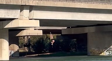 Serinlemek için metrelerce yükseklikten nehre atladılar