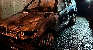 Sinop'ta yabancı plakalı araç küle döndü