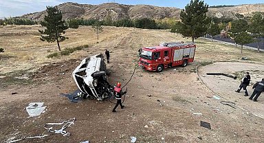 Sivas'ta minibüs istinat duvarından aşağı devrildi: 4 yaralı