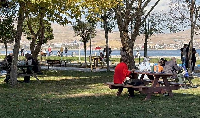 Tatvan'da güzel havayı fırsat bilenler sahile akın etti