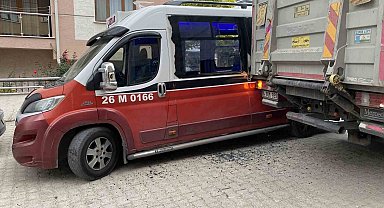 Tır ile minibüsün çarpıştığı kaza maddi hasarla atlatıldı