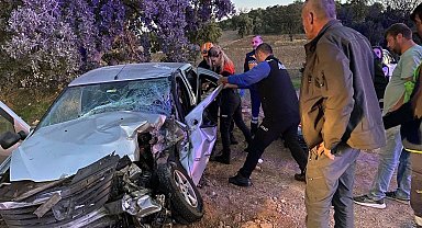 Uşak'ta otomobil ile traktör çarpıştığı kazada karı koca yaralandı