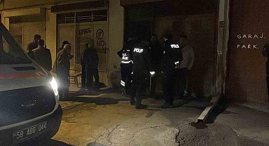 Eşinden haber alamayınca garaja indi, otomobilin içinde ölü buldu