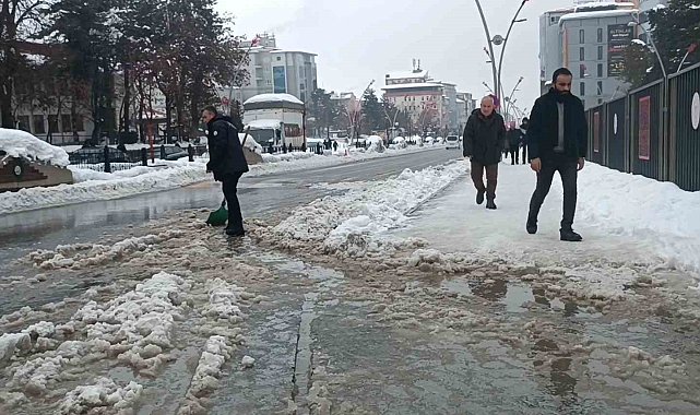 Muş’ta polisten örnek davranış: Su dolan caddeyi kürekle temizledi