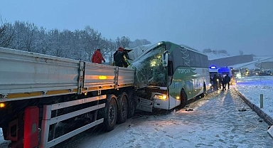 Yolda otobüs TIR’a arkadan çarptı: 7 yaralı