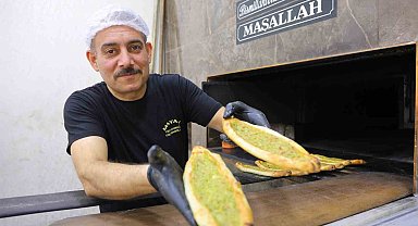 Kahramanmaraş’ta iftar sofralarının gözdesi: Fıstıklı börek