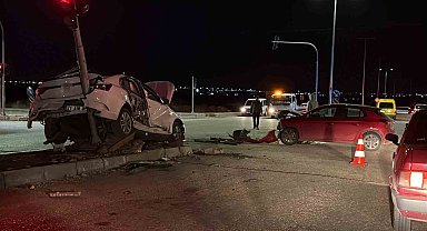 Diyarbakır’da iki otomobil kafa kafaya çarpıştı: 3 yaralı