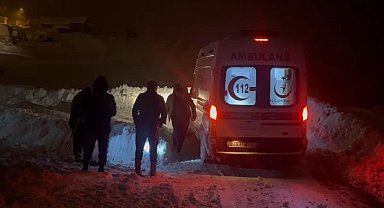 Erzincan’da kardan kapanan köy yolunda zamanla yarış