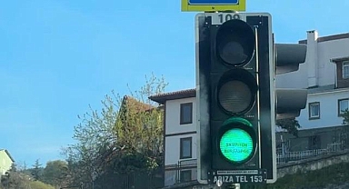 Bursa’da trafik lambalarında dikkat çeken yazı!
