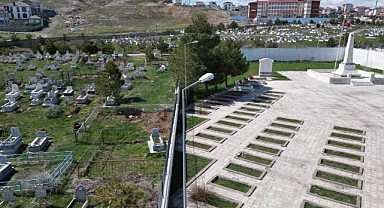 Mezarlıkta gizemli kıble farkı