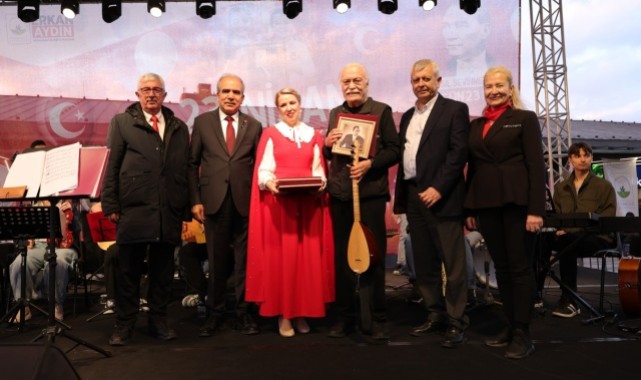 Usta Sanatçı Cahit Berkay Gençlerle Aynı Sahneyi Paylaştı