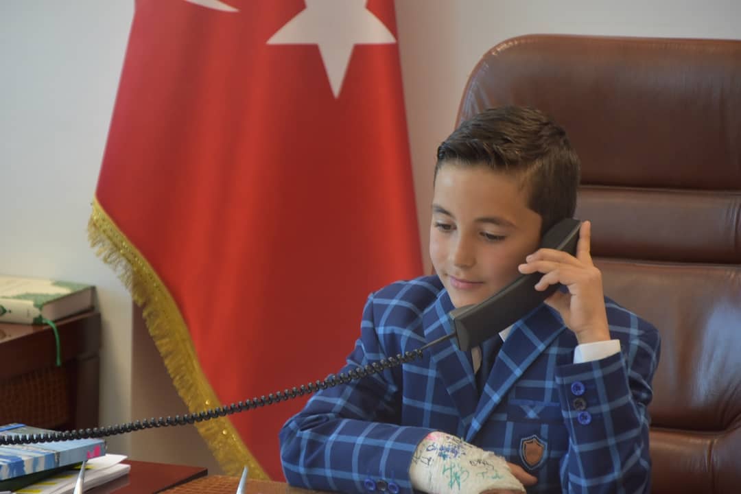 23 NİSAN'DA BAŞKANLIK KOLTUĞUNA KÜÇÜK ENES OTURDU