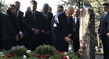 Bahçeli’den Alparslan Türkeş’in kabrine ziyaret