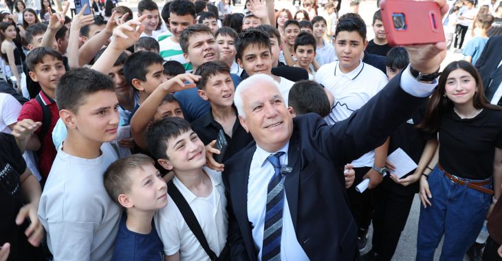 Başkan Bozbey, öğrencilerin karne sevincine ortak oldu