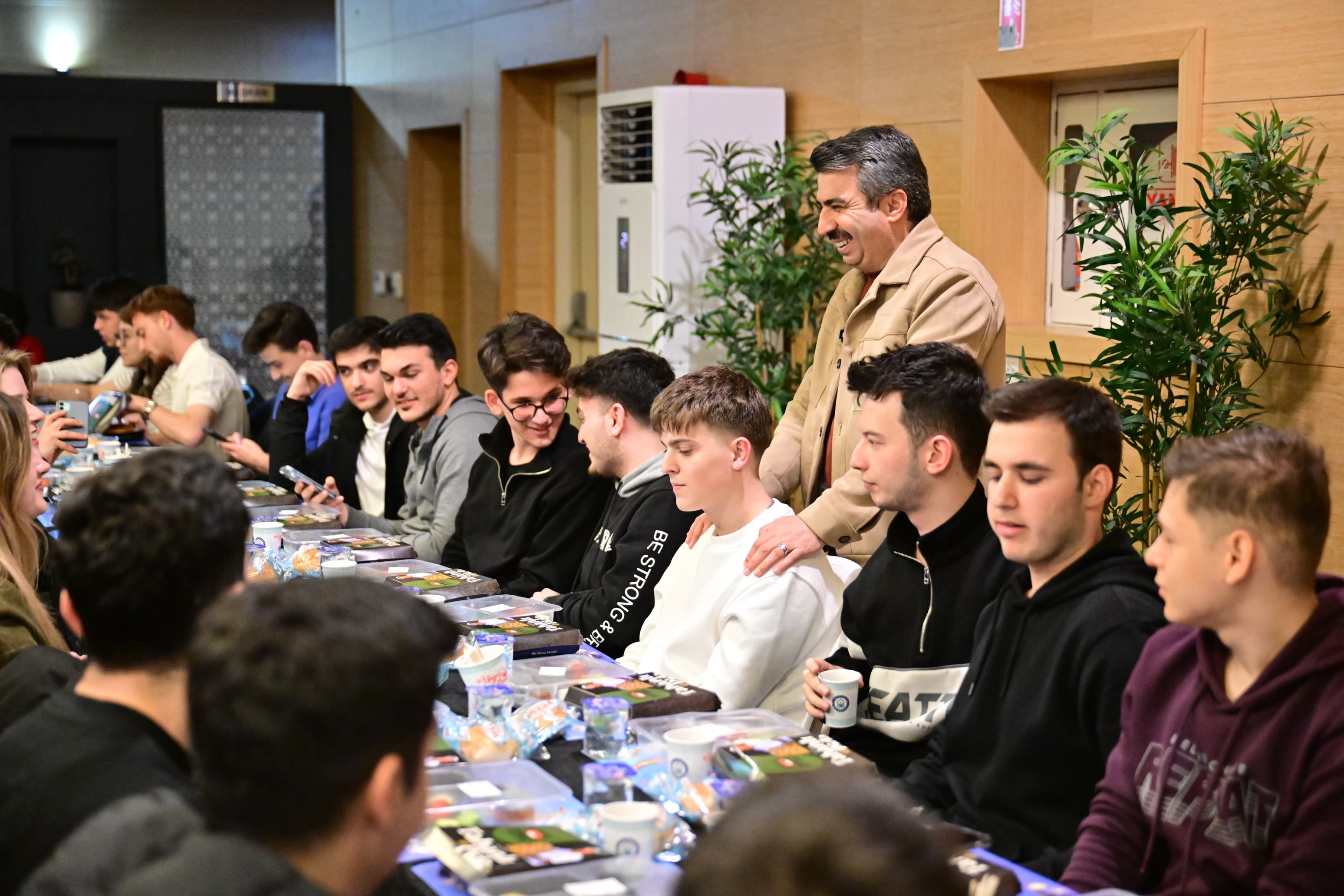 Başkan yılmaz’dan öğrencilere sahur sürprizi