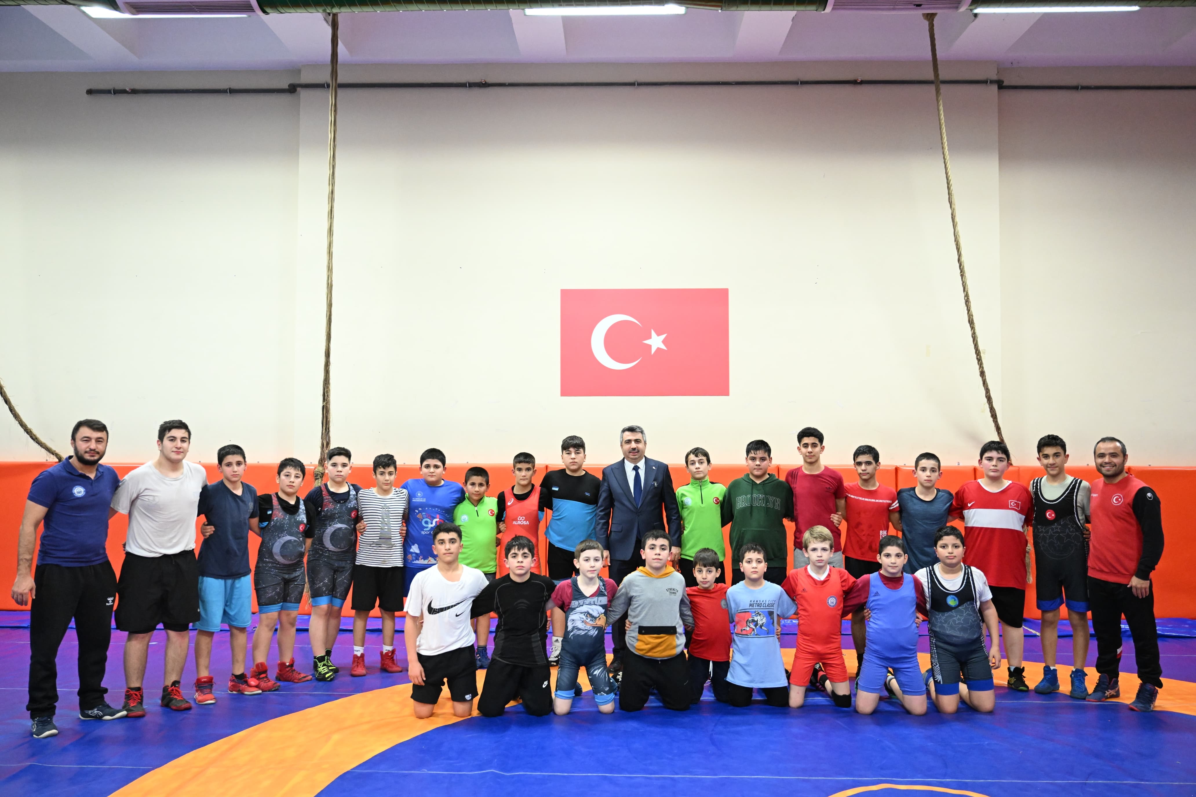 Başkan yılmaz şampiyon güreşçilerle buluştu