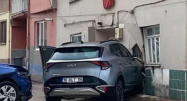 Bursa'da otomobil ile çarpışan cip eve girdi
