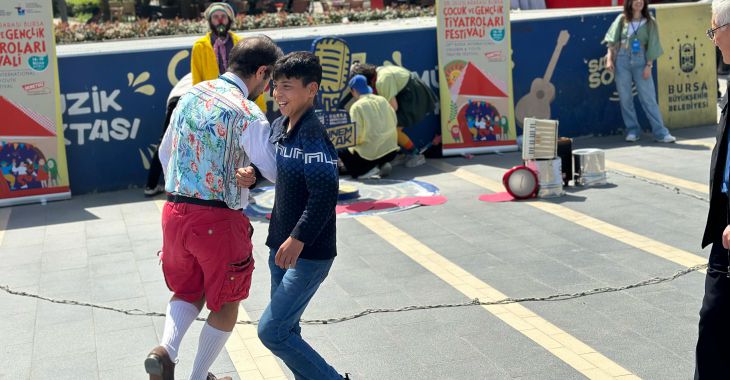 Bursa, tiyatro ile gülümsüyor