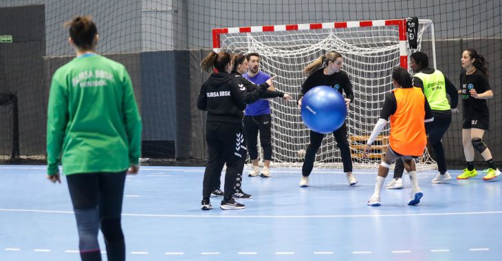 Büyükşehir Hentbol Takımı ligde ve Avrupa’da fırtına gibi esiyor