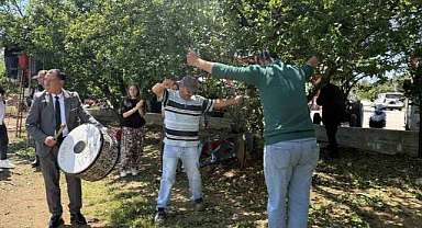Çiftçi sevinçten oynadı