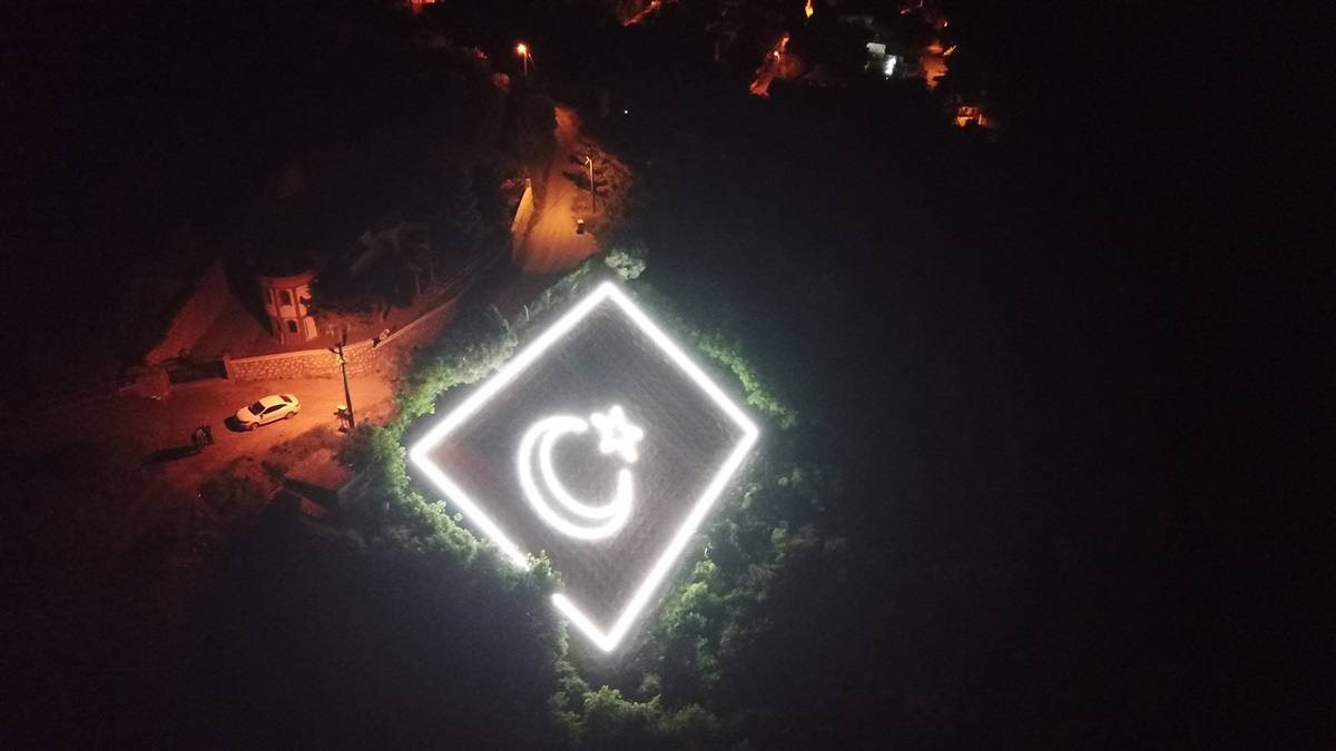 Dev bayrak yeniden ışıl ışıl