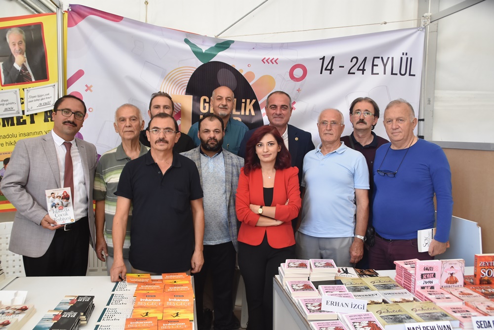 Fuarda Gemlikli yazarlar ilgi odağı oldu