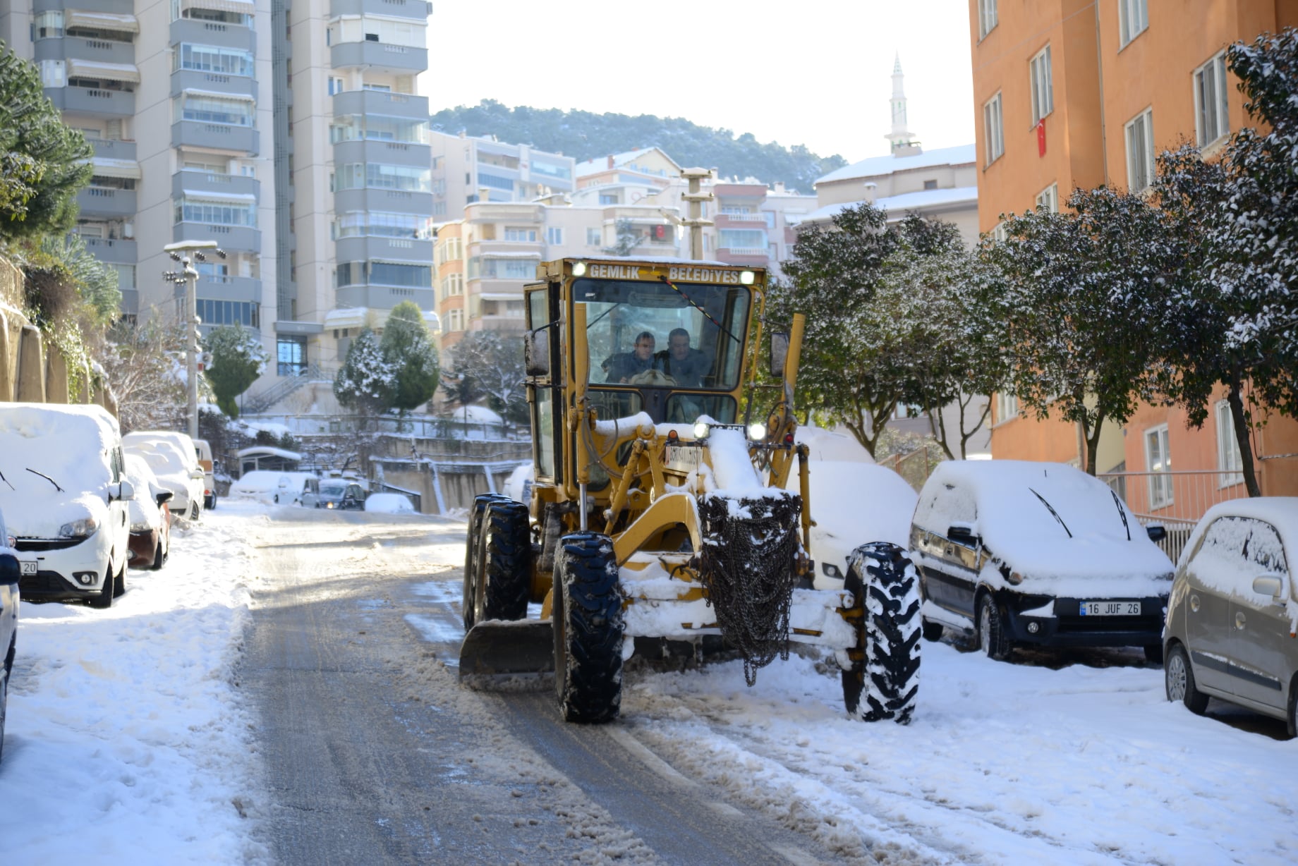 Gemlik Belediyesi’nden 24 saat kar mesaisi