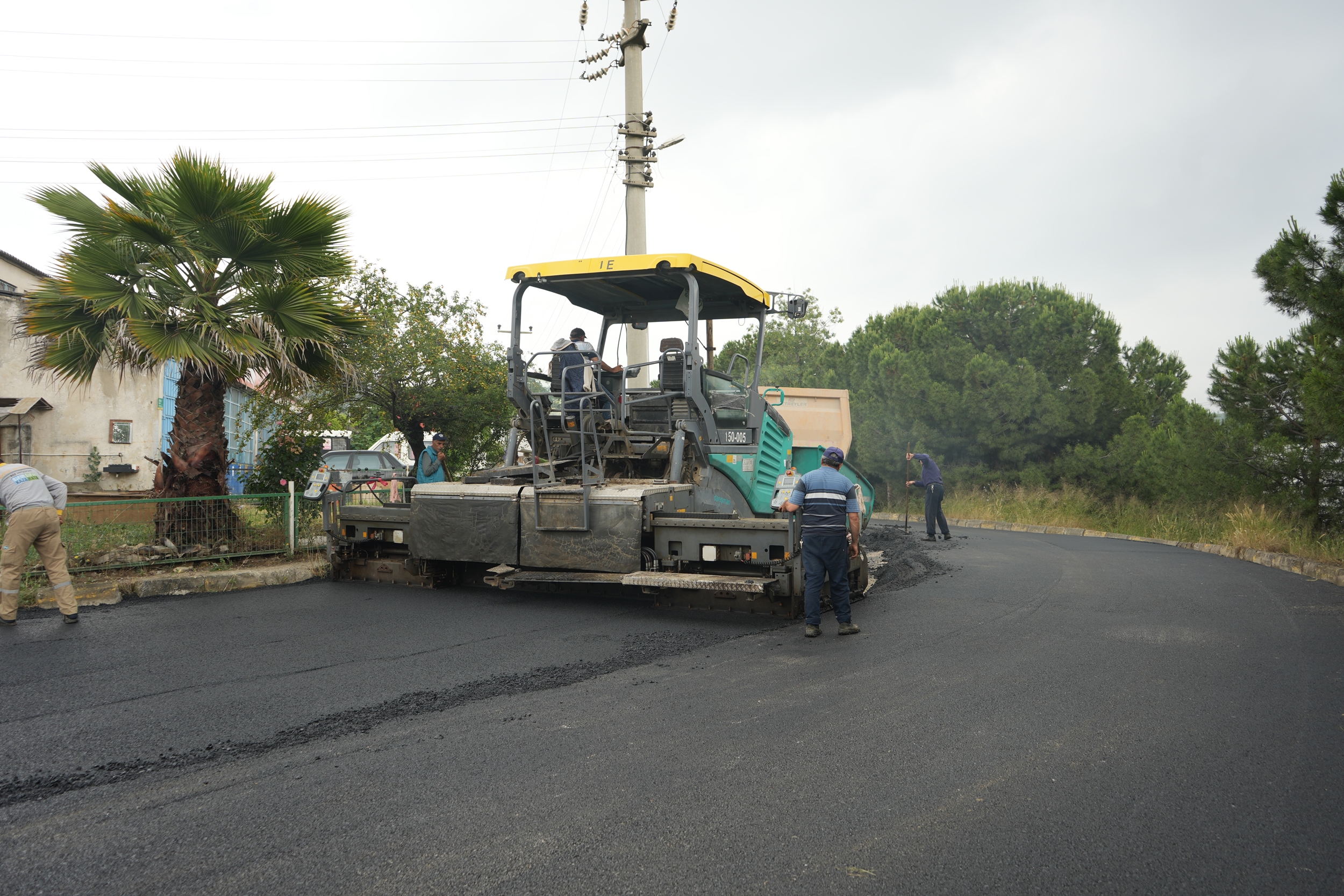 GEMLİK BELEDİYESİ’NDEN KÜÇÜK SANAYİYE YOL DESTEĞİ