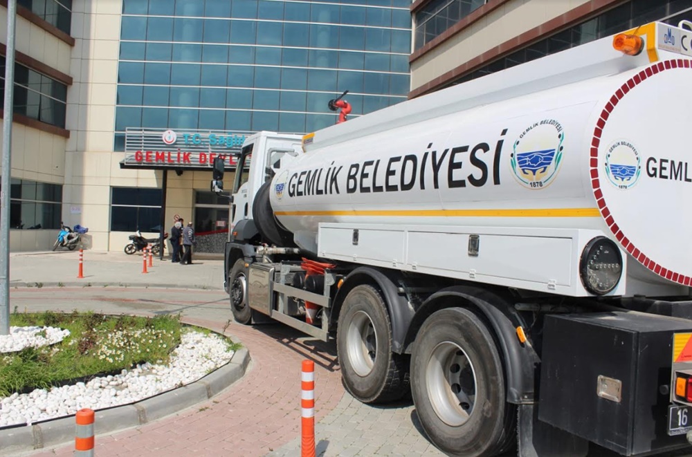 Gemlik Belediyesi’nden kurumlara dezenfeksiyon desteği