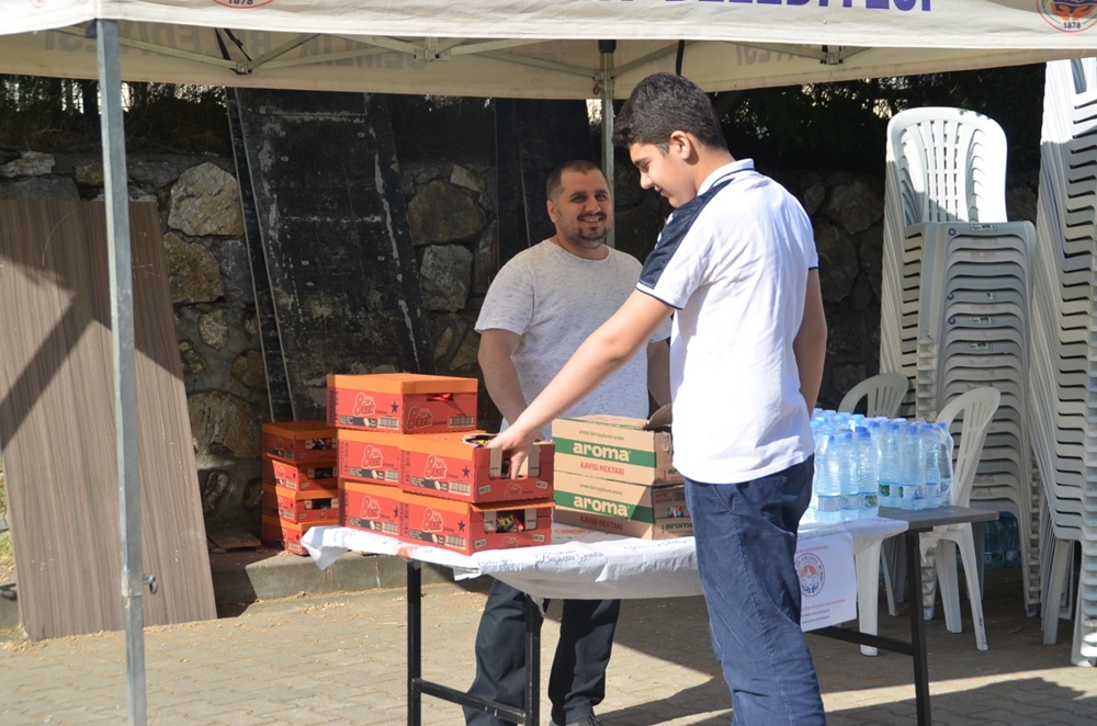 Gemlik Belediyesi’nden Öğrenci ve Velilere İkram