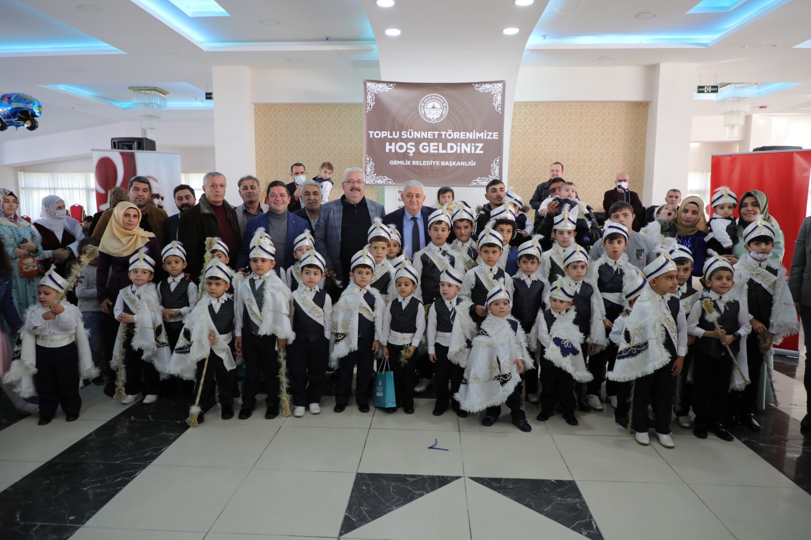 Gemlik Belediyesi’nin toplu sünnet şöleninde çocuklar yetişkinliğe ilk adımını attı