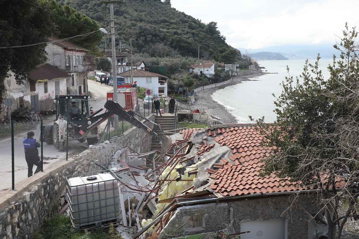 Gemlik’te kaçak bina yıkıldı