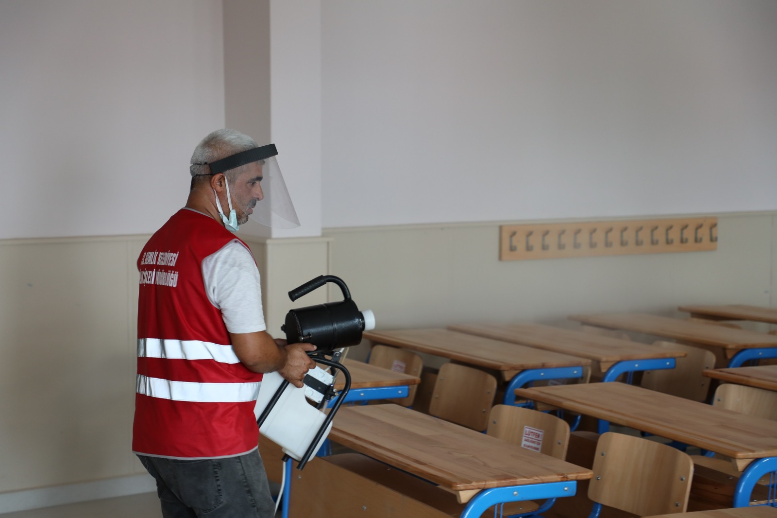 Gemlik'te okullar dezenfekte ediliyor