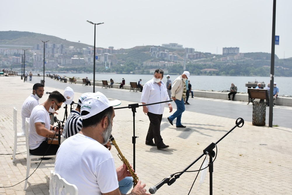 Gemlik’te sokağa çıkan vatandaşlara müzik ziyafeti