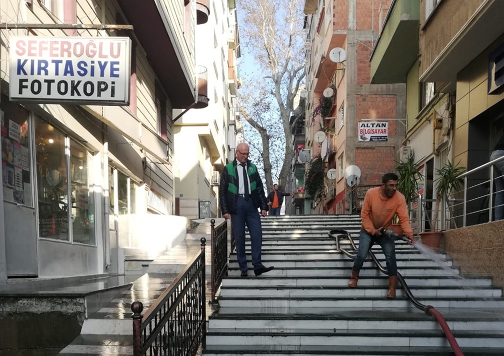 Gemlik’te sokaklar yıkanmaya devam ediyor