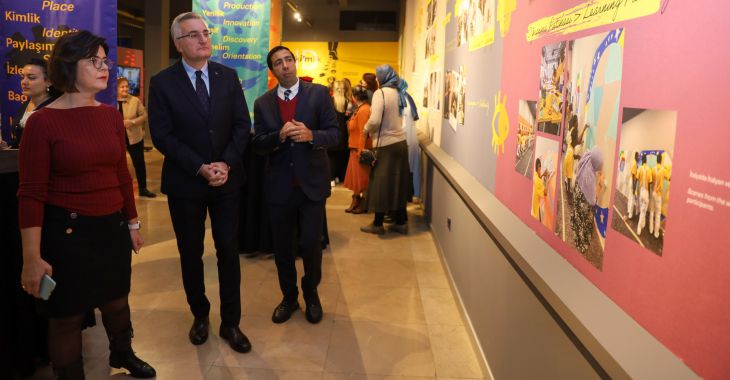 Göçmenlerin yolculuğu ‘Kimlik’le sergilendi