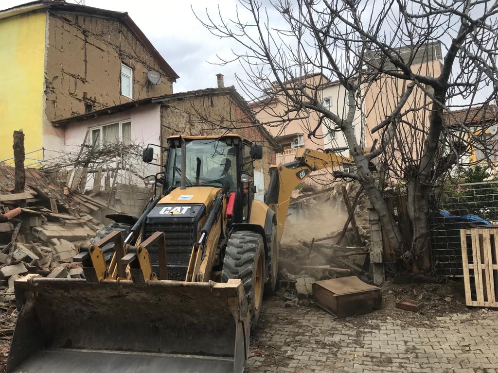 Metruk binalar yıkılıyor